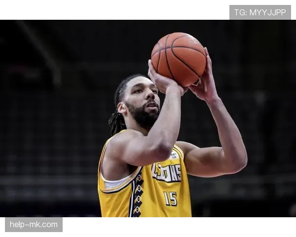 奥卡福内线篮下强攻提升球队篮板率与禁区防守稳定性